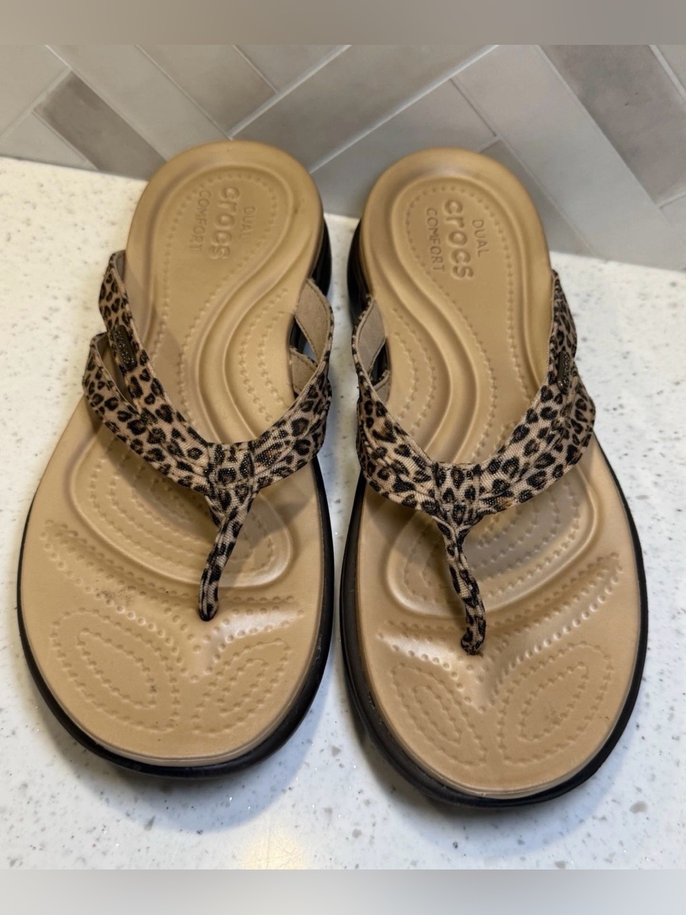 Crocs Women's Dual Comfort Leopard Print
Thong Flip Flops Sandals Size 8